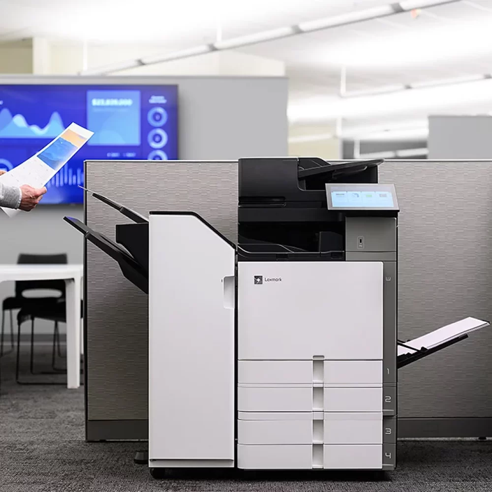 Lexmark-CX963xse-CX963se-XC9655-XC9645-XC9635_person-checking-printout